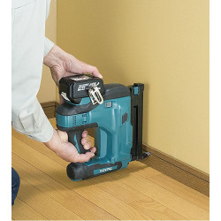 Clavadora MAKITA DBN500TJ 18V Clavo Ø1,2mm 50mm + 2 baterias 5.0Ah + Cargador + Maletin Clavadoras de Batería