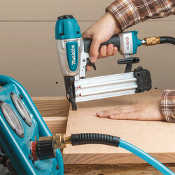 Clavadora Neumática MAKITA AF506 6-8Bar Ø1,2mm 50mm + Caja Clavos Medida Seleccionable Clavadoras Neumáticas